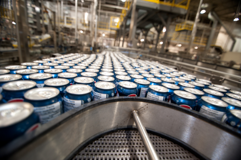 Tržby výrobce nápojů PepsiCo klesly šesté čtvrtletí po sobě