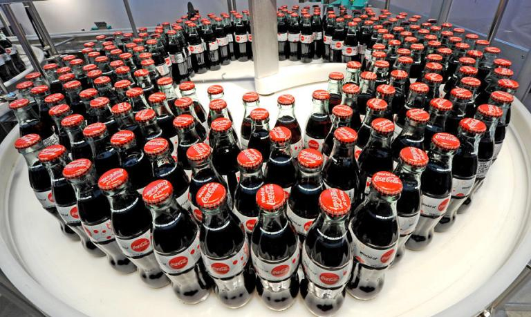 Coca-Cole kvůli mimořádným nákladům klesl zisk o 60 procent