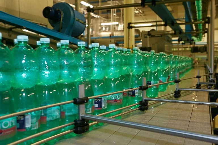 Mattoni zavedla plastové lahve vyrobené ze zálohovaných plastových lahví