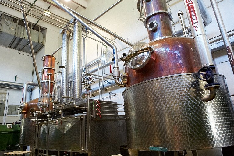 Unie výrobců: V Česku se ročně nelegálně vyrobí šest milionů litrů lihovin