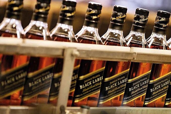 Výrobce alkoholu Diageo zvýšil tržby, kvůli zadlužení chce snižovat náklady