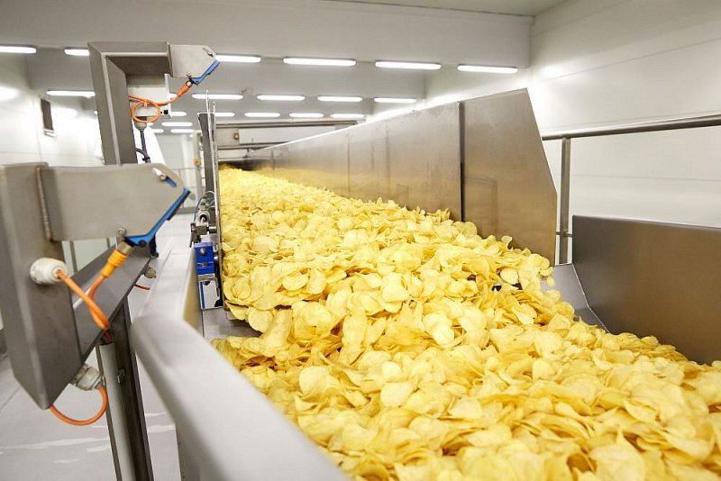 Japonská firma uvádí černobílé obaly chipsů, válka v Íránu omezila přísun barviv