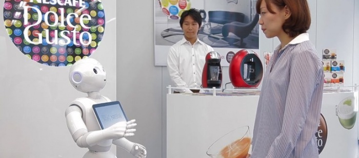 Roboti s motýlkem budou v Japonsku prodávat kávovary od Nestlé