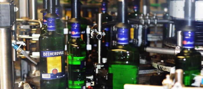 Zavedení reportingu a automatického sběru dat z plnicí linky v Becherovce znamenalo snížení prostojů