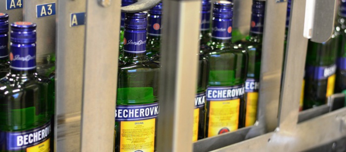 Becherovka si před Vánoci půjčí zaměstnance od Mattoni 1873