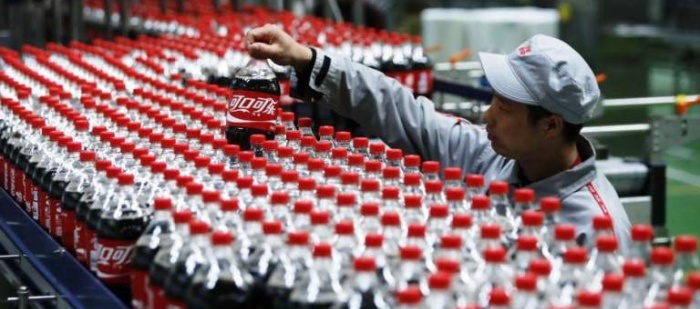 Zisk nápojového gigantu Coca-Cola klesl téměř o třetinu