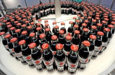 Čtvrtletní zisk Coca-Coly stoupl téměř o třetinu, překonal odhady