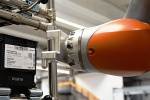 KUKA vyrábí přepravní systém s automatickou navigaci v podobě mobilního robota KMR iiwa