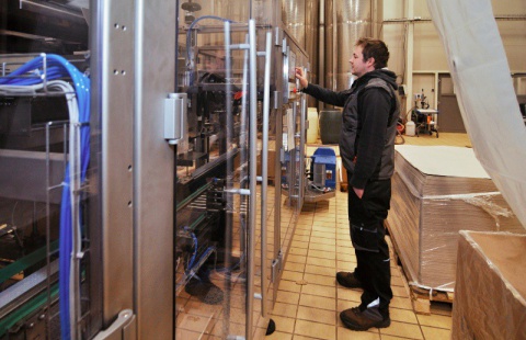 Vinný dům z Bzence letos vyrobí 3,5 milionu litrů vína, pomáhá i automatizovaná linka na bag-in-boxy