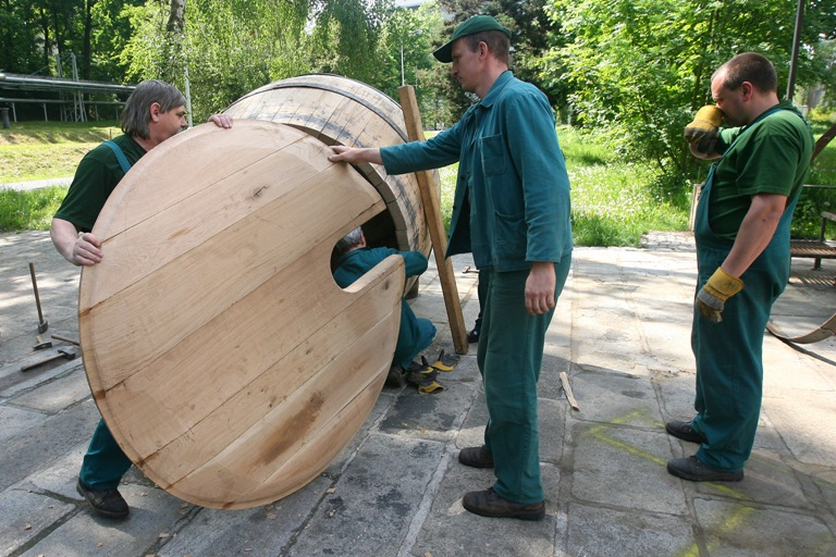 Bednáři plzeňského pivovaru staví sud na památku 35. pěšího pluku