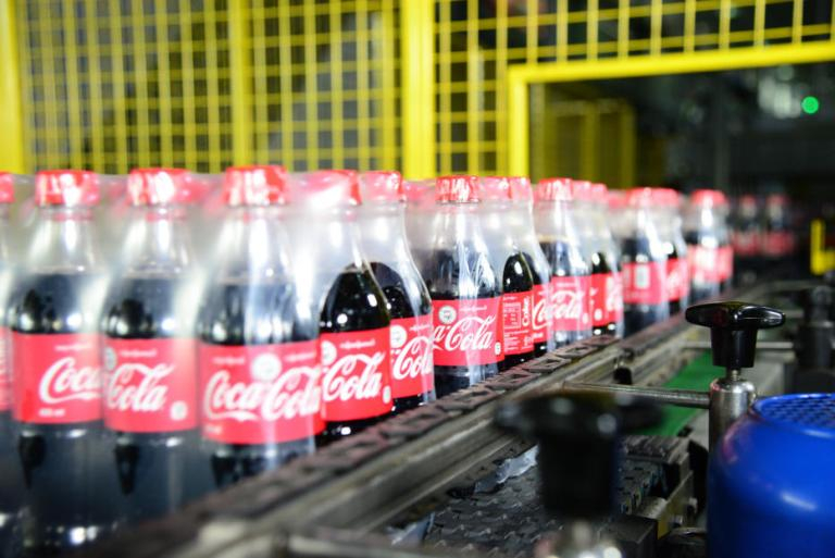 Coca-Cola otevřela první závod v Barmě po 60 letech, investuje skoro 4 miliardy