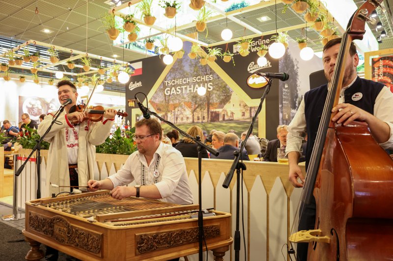 Němcům na potravinářském veletrhu chutnají české škvarky, pohankový med i pivo